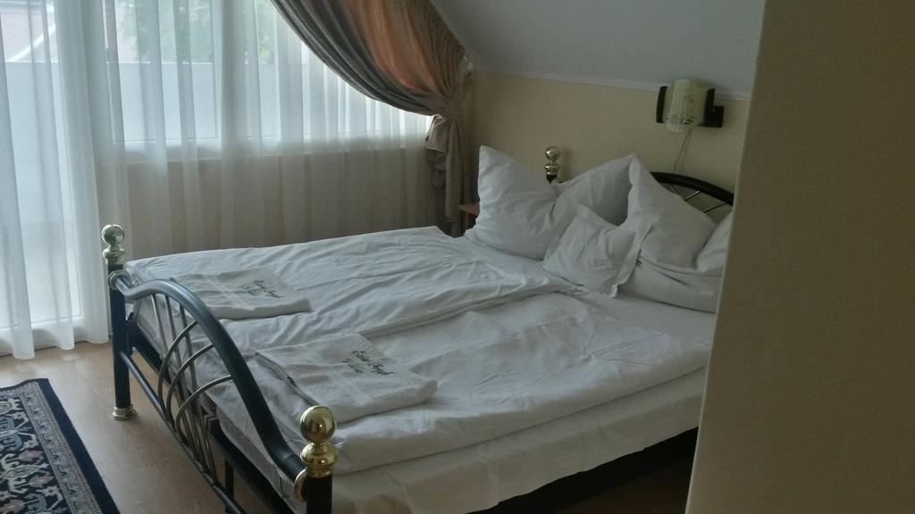 Ezust Fenyo Vendeghaz Hotel Siófok Zewnętrze zdjęcie
